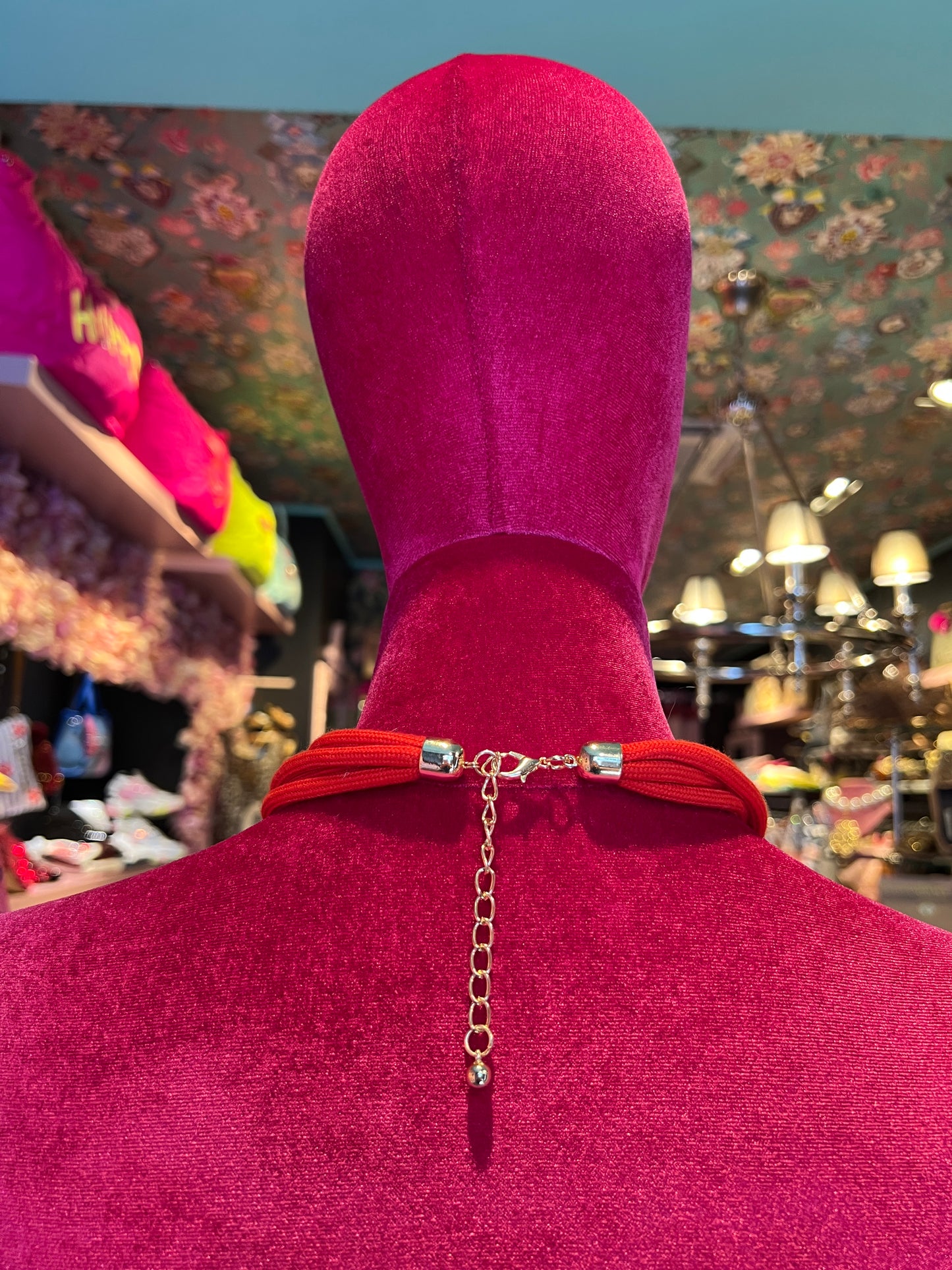 Collana girocollo cordino rosso con corno e coralli
