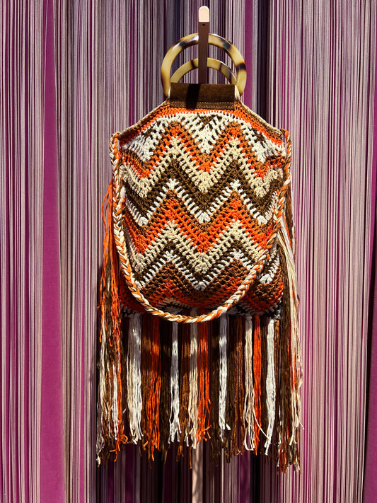 Borsa crochet con frange foderata con tracolla, manici semicircolari in resina , marrone/arancio / panna e beige