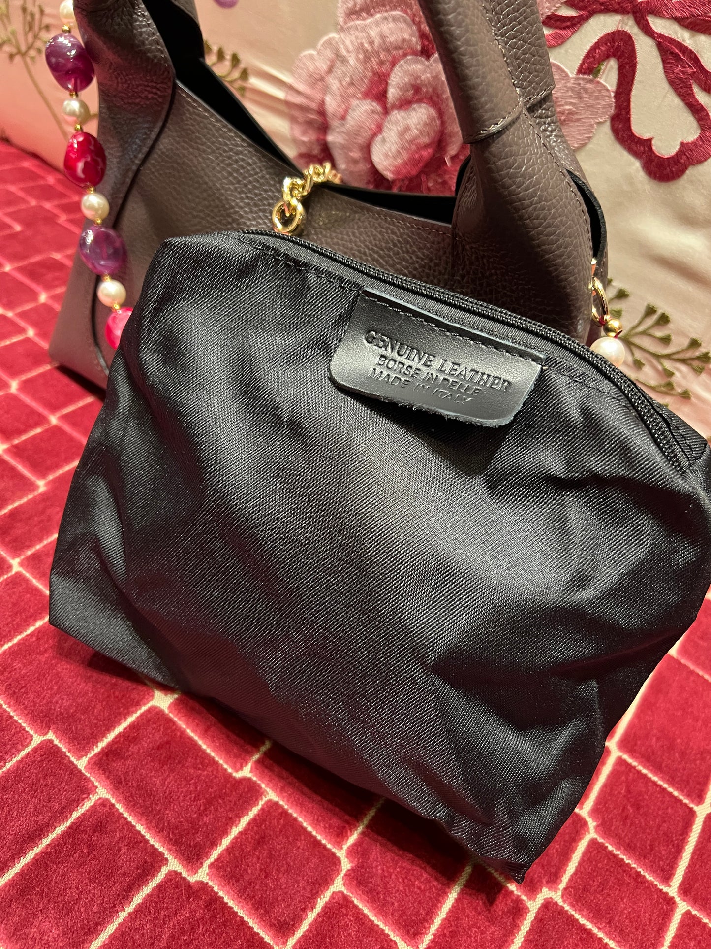 Borsa pelle marrone con tracolla perle e pietre colorate , pochette nera