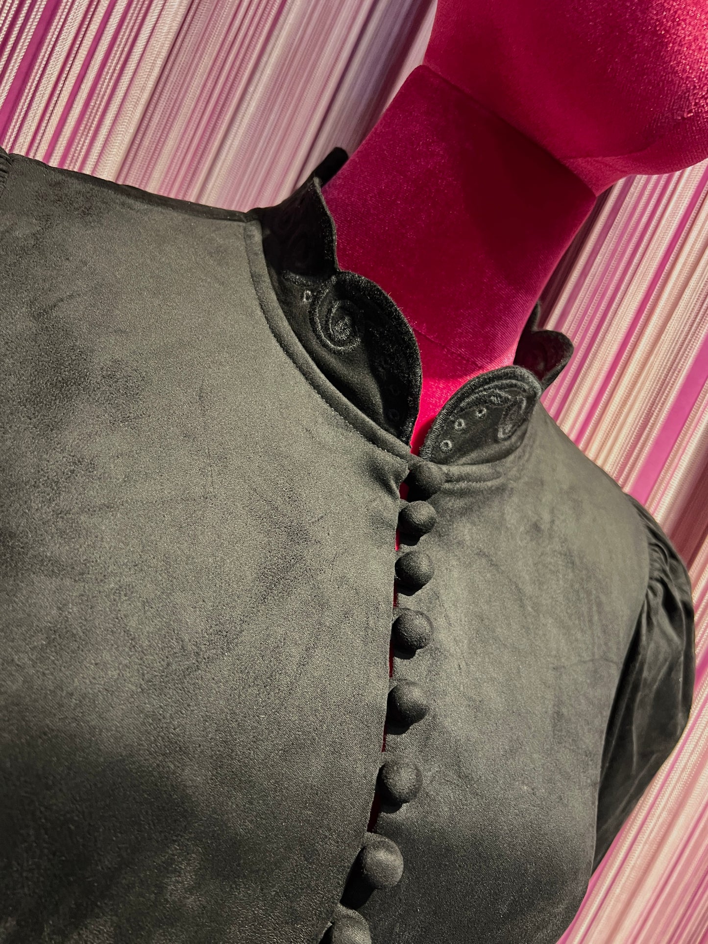 Amosa abito con bottoncini e nappine nero ecosuede