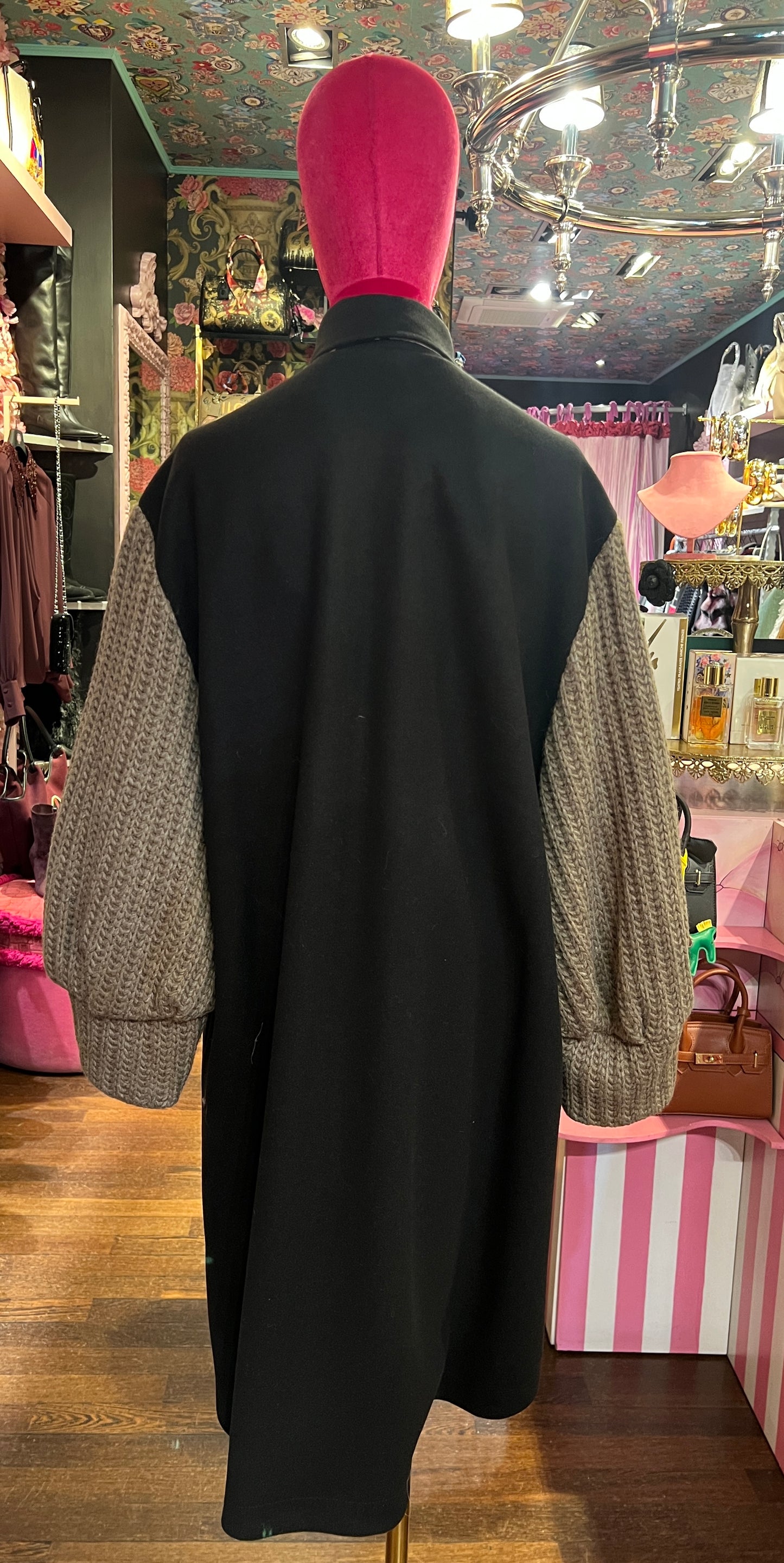 5 Progress cappotto nero con maniche in maglia e patch
