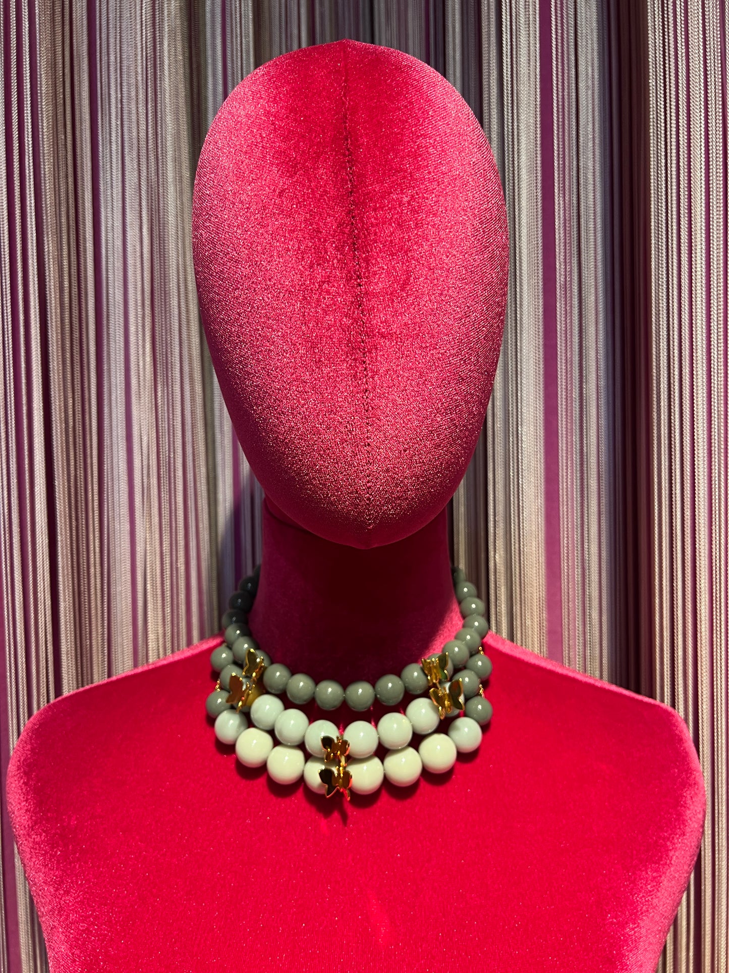Choker a tre fili farfalle bronzo placcate oro sfere plexiglas grigio sfumato