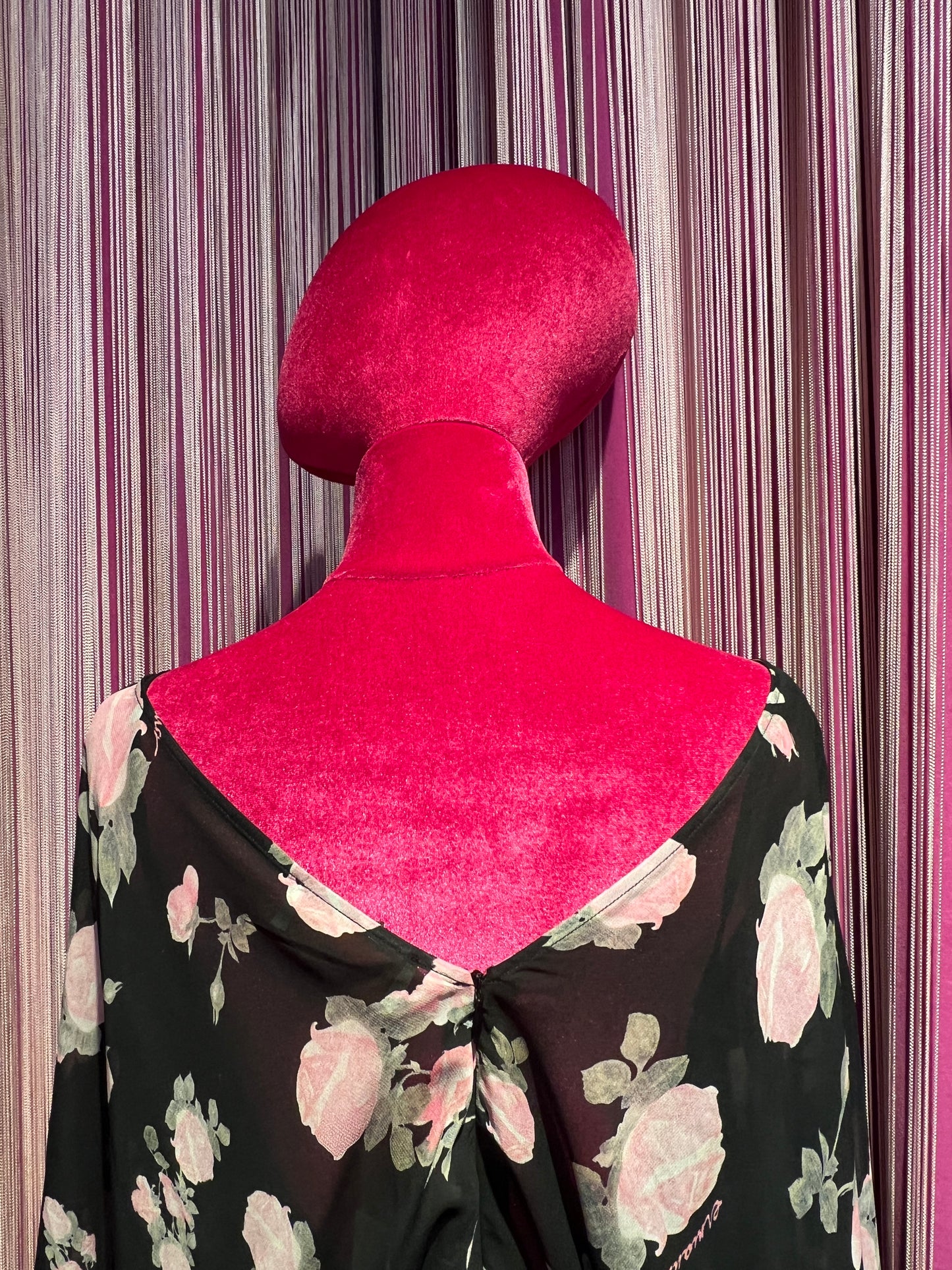 Ermanno Scervino abito lungo fantasia fondo nero con rose rosa manica baloon