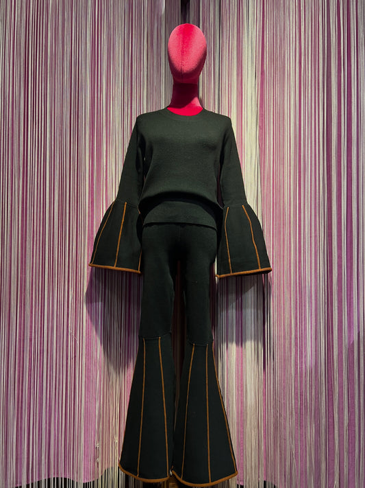 Amosa completo in maglia , maglia maniche a campana , pantalone a zampa elastico in vita