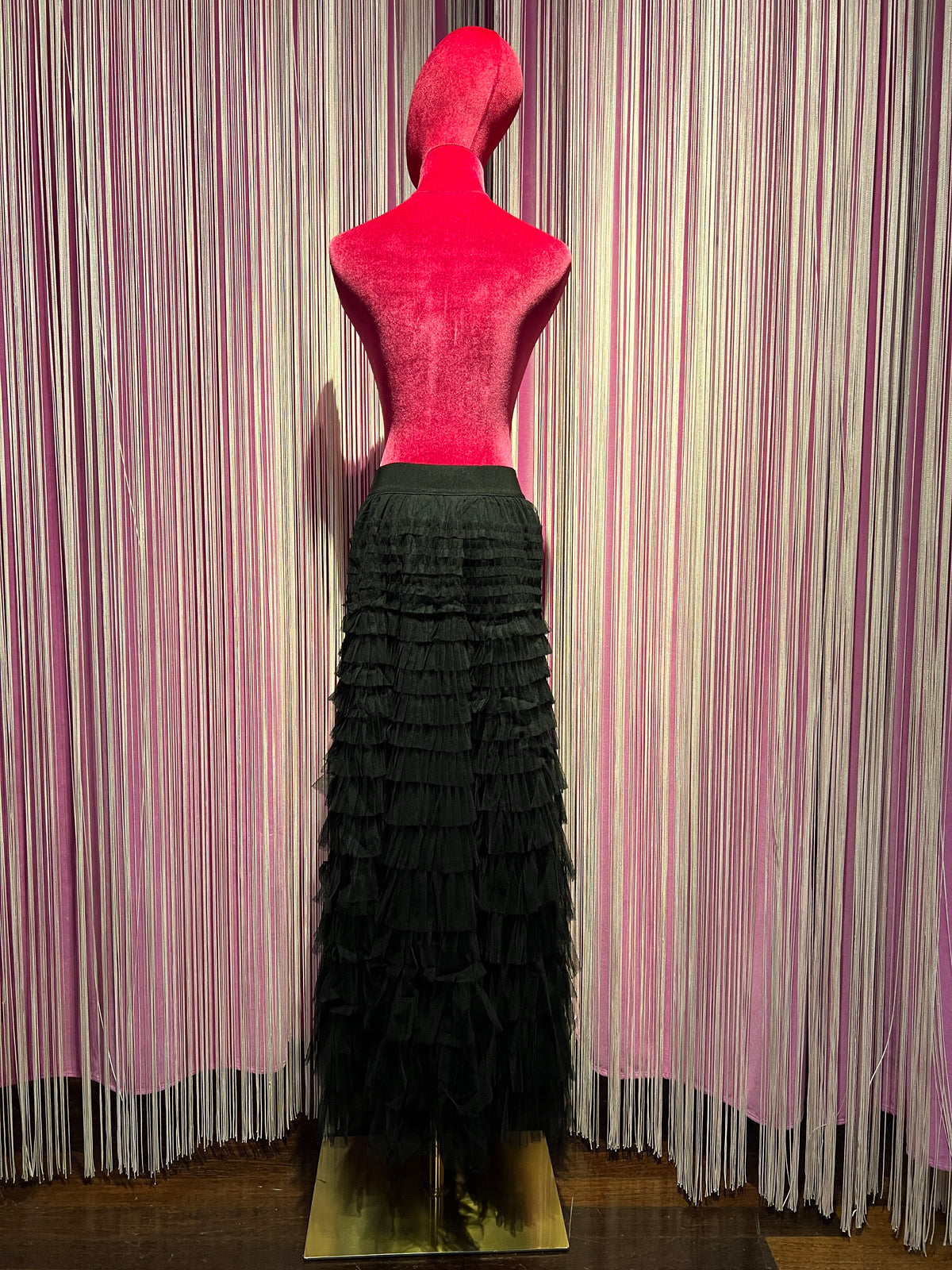 The room gonna a balze di tulle lunga nera con elastico in vita