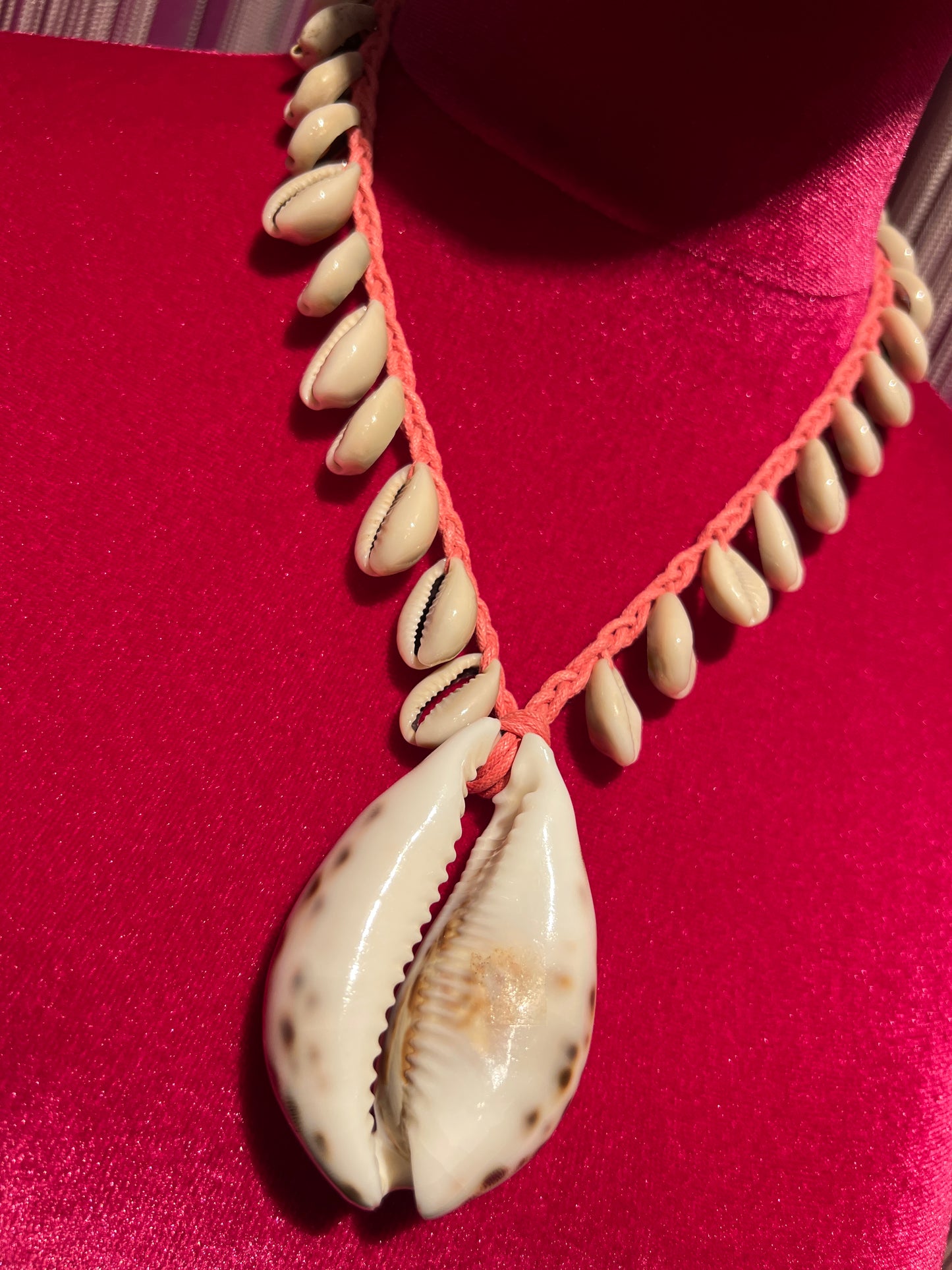 Conchiglia grande con filo rosa collana regolabile