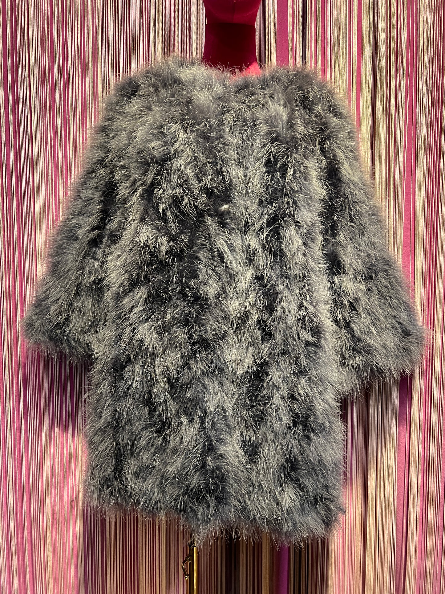 11 Love is glamour cappotto grigio piume maniche a 3/4