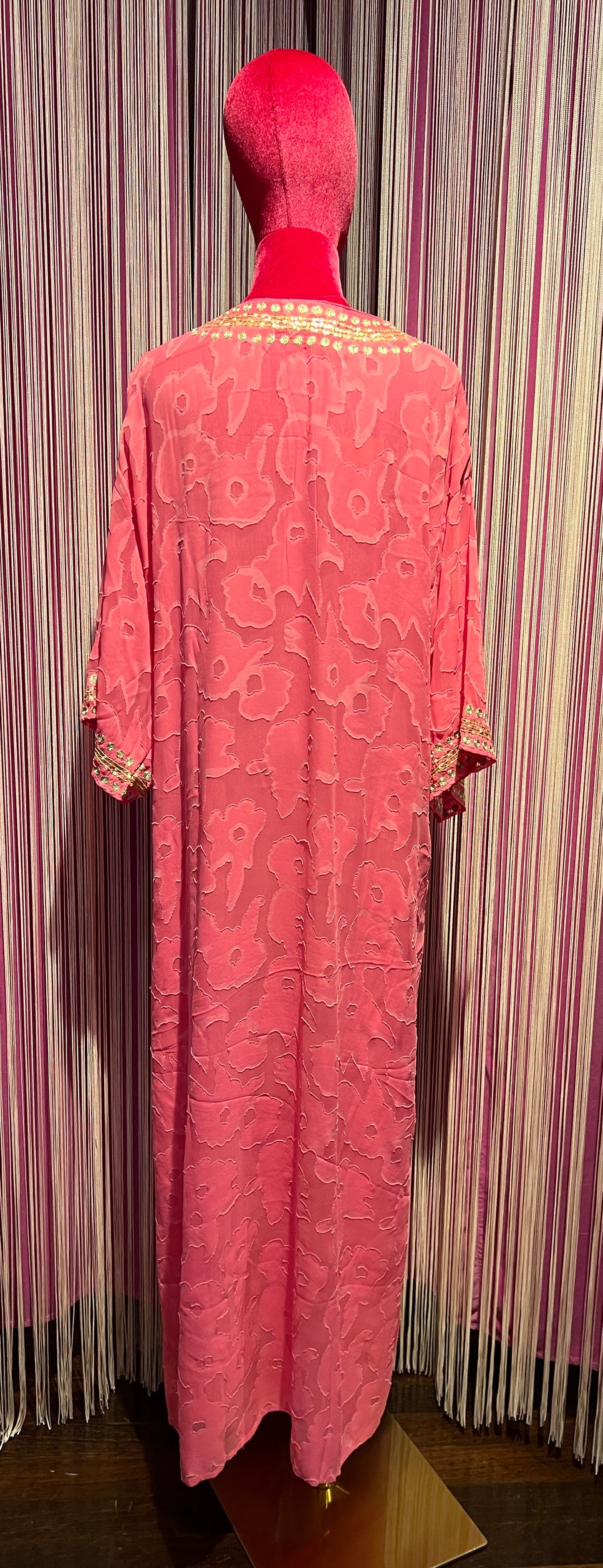 Wild abito/kaftano lungo rosa con applicazioni micro paillettes Justine