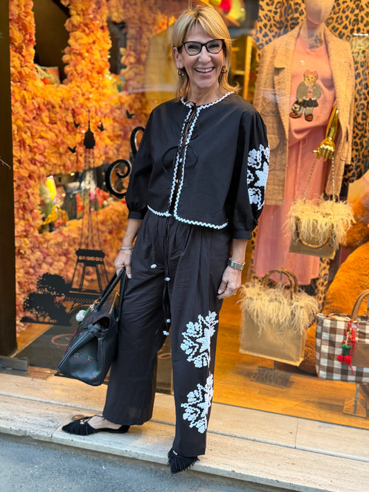 Sincere Paris completo nero camicia chiusura lacci con decorazioni passamaneria e pantalone