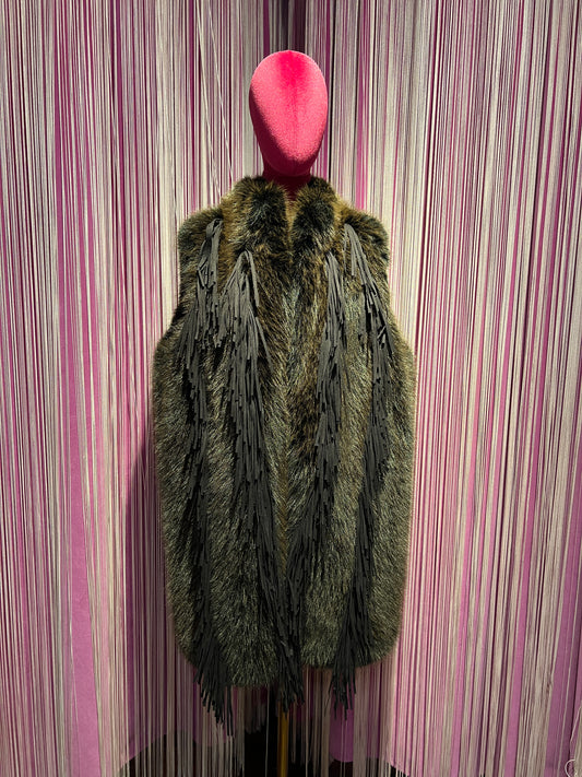 Uncommon gilet di simil pelliccia con frange marrone vestibilita’ over