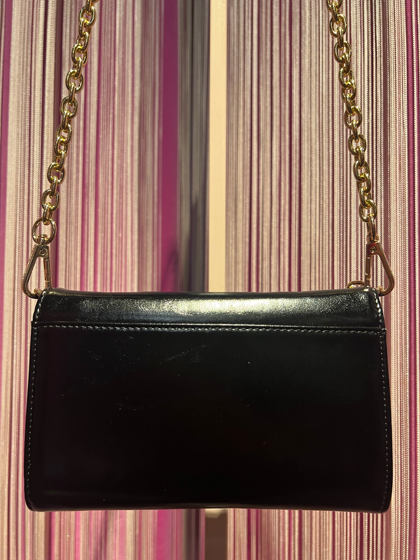 Rue Madam Paris borsa tracollina ecopelle nera con catene oro e charms