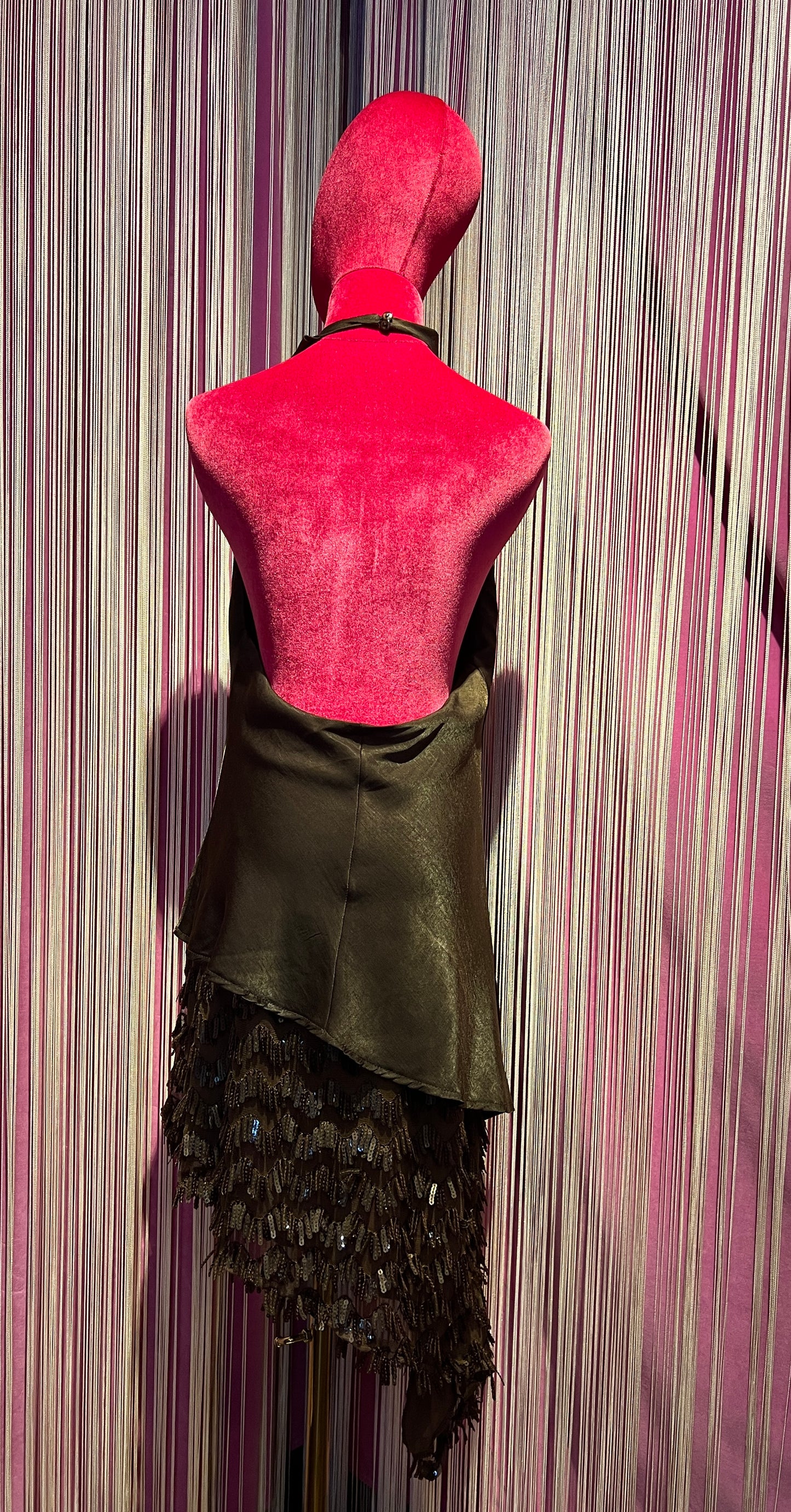 The room abito marrone scollo all’americana con frange di paillettes scollato dietro