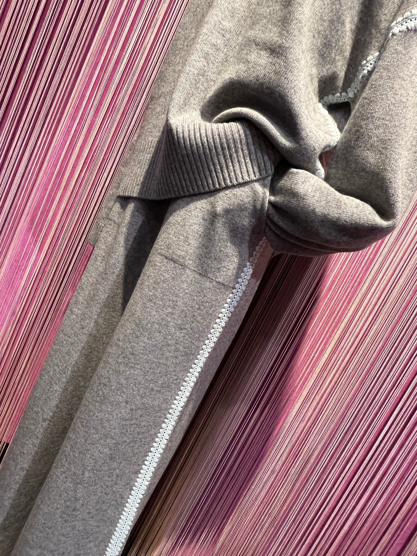 Sincere Paris completo maglia e pantalone grigio lana e cachemire con rifiniture colorate