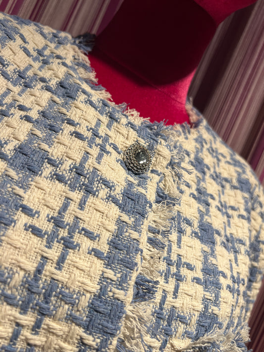 The room giacca sfrangiata in tweed bianca / celeste carta da zucchero , con bottoni gioiello ,vestibilita’ over