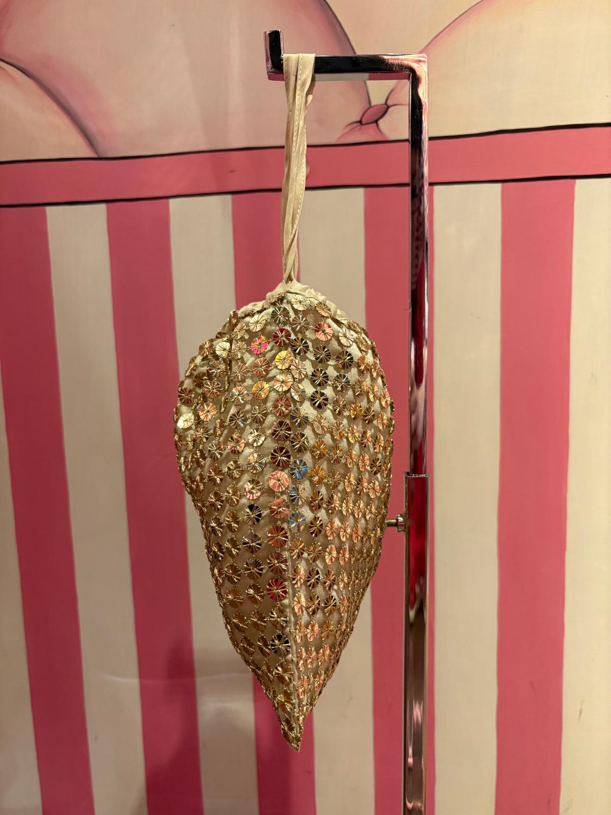 Isabelle Blanche Paris pochette in paillettes oro