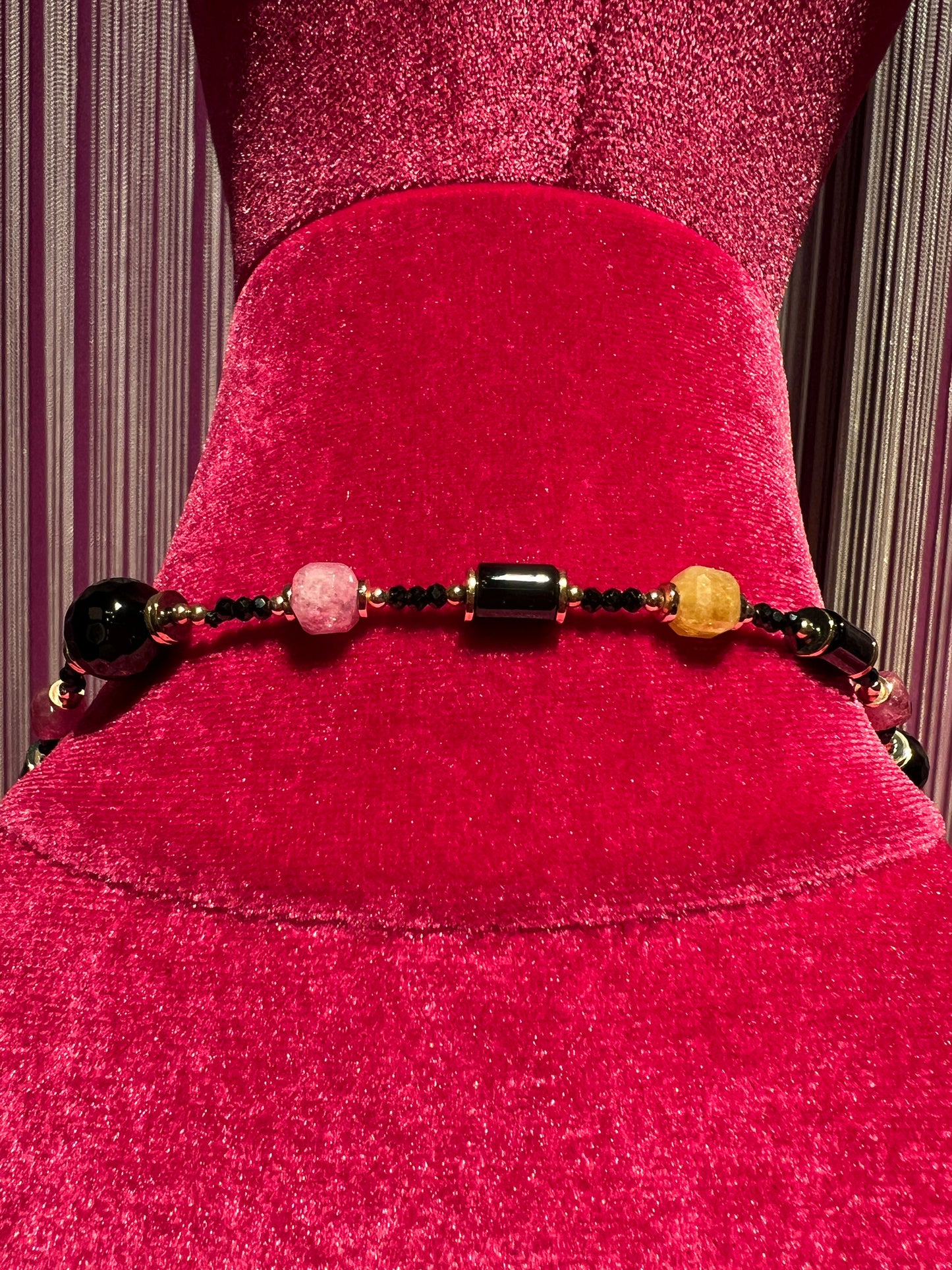 Collana pietre dure con sfere sfaccettate ed elementi cilindrici neri , elementi cubici verde giada , gialli e rosa scuro