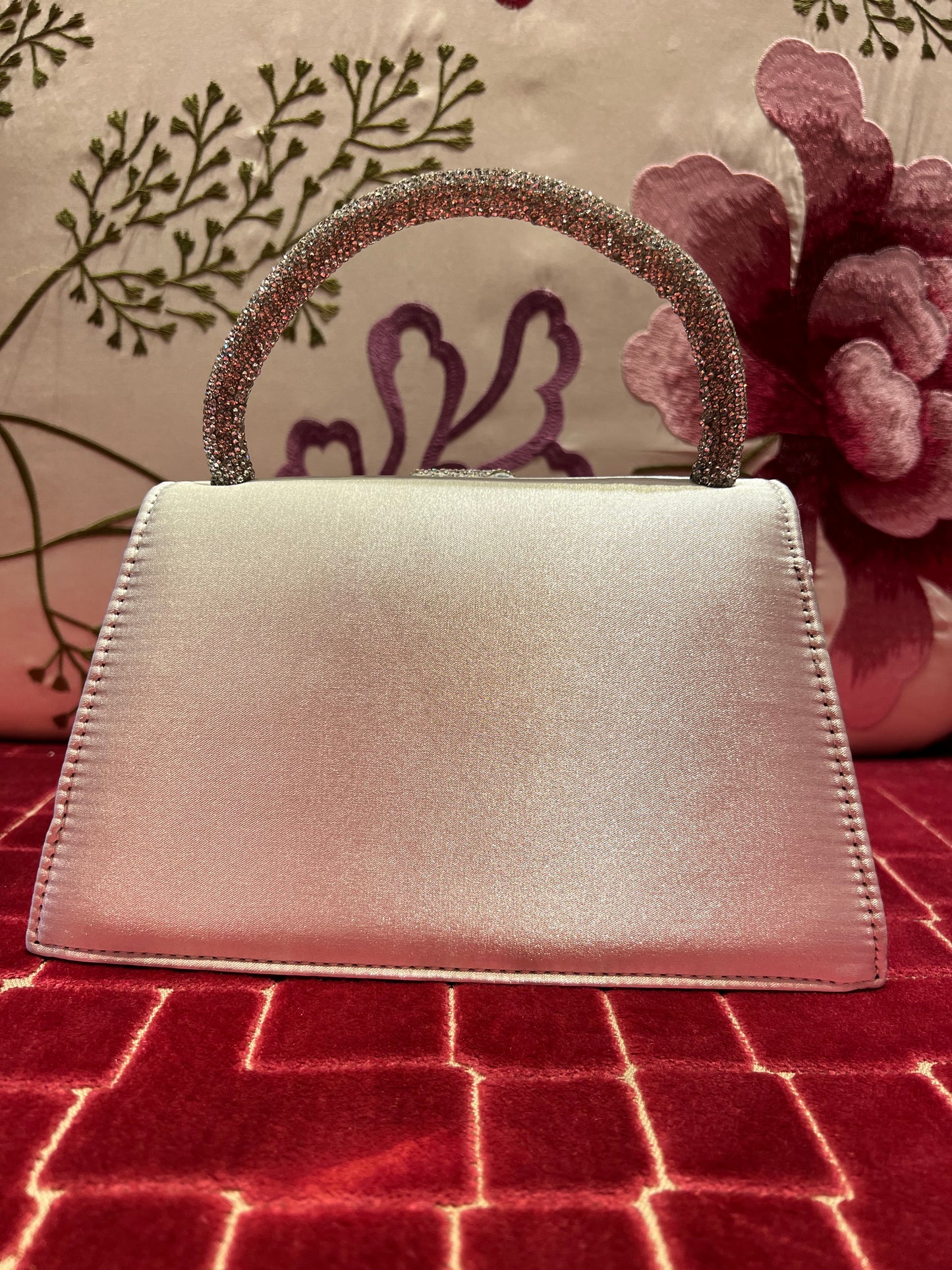 Borsa raso grigio perla con applicazione rosa cristalli e tracollina
