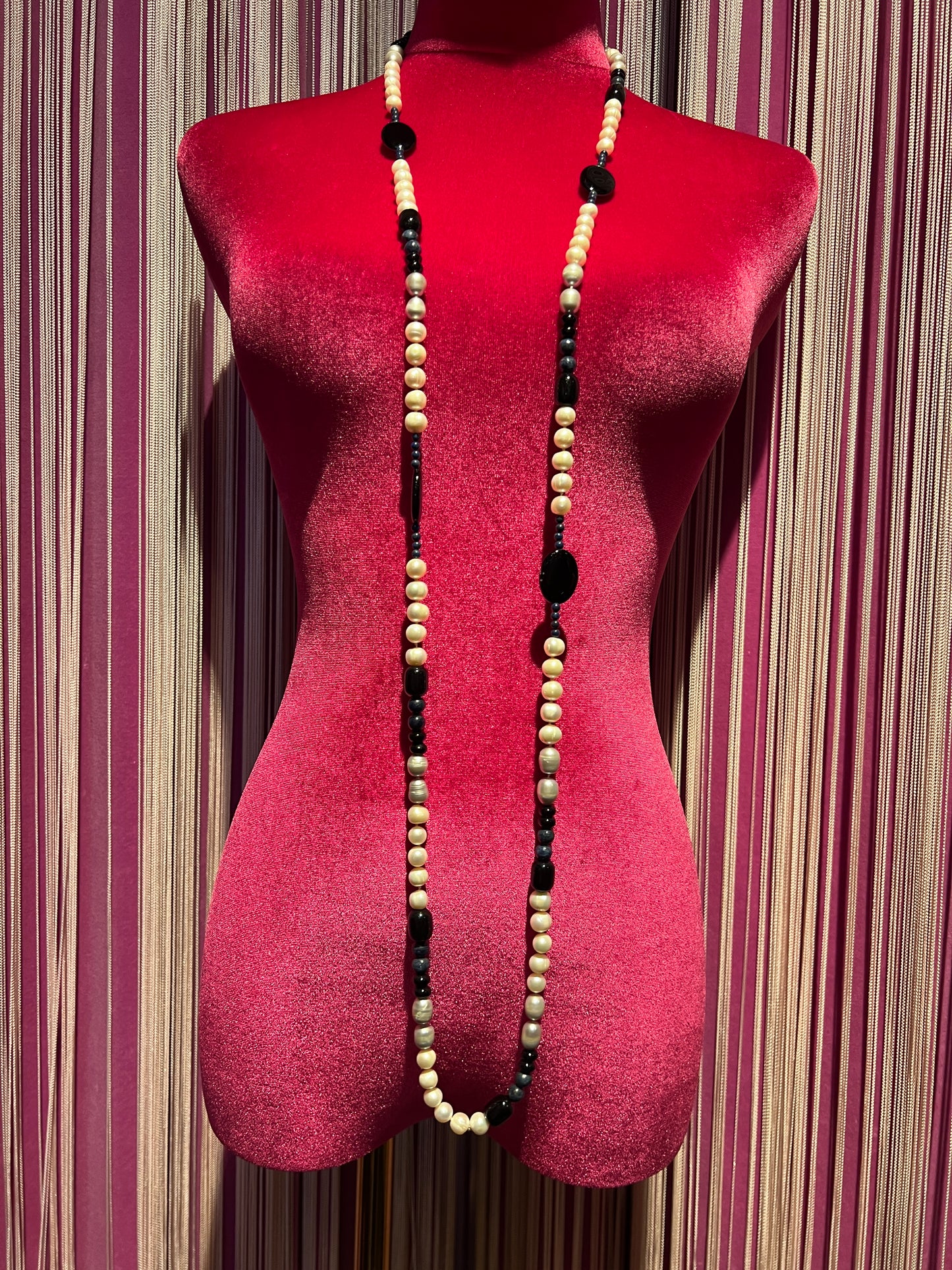 Collana pietre dure con elementi neri ovali, perle e perline blu