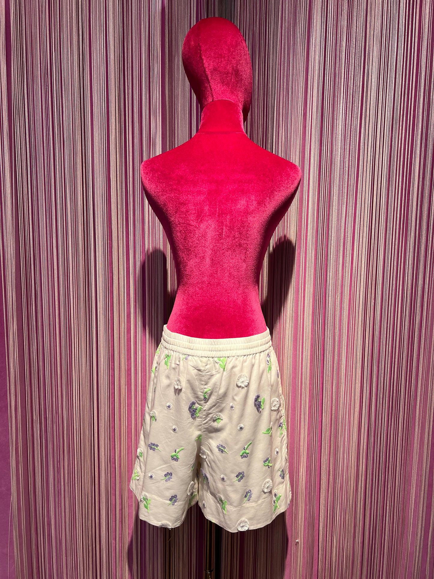 Essentiel antwerp pantaloncino avorio con decorazione floreale in paillettes strass e perline lilla e verde