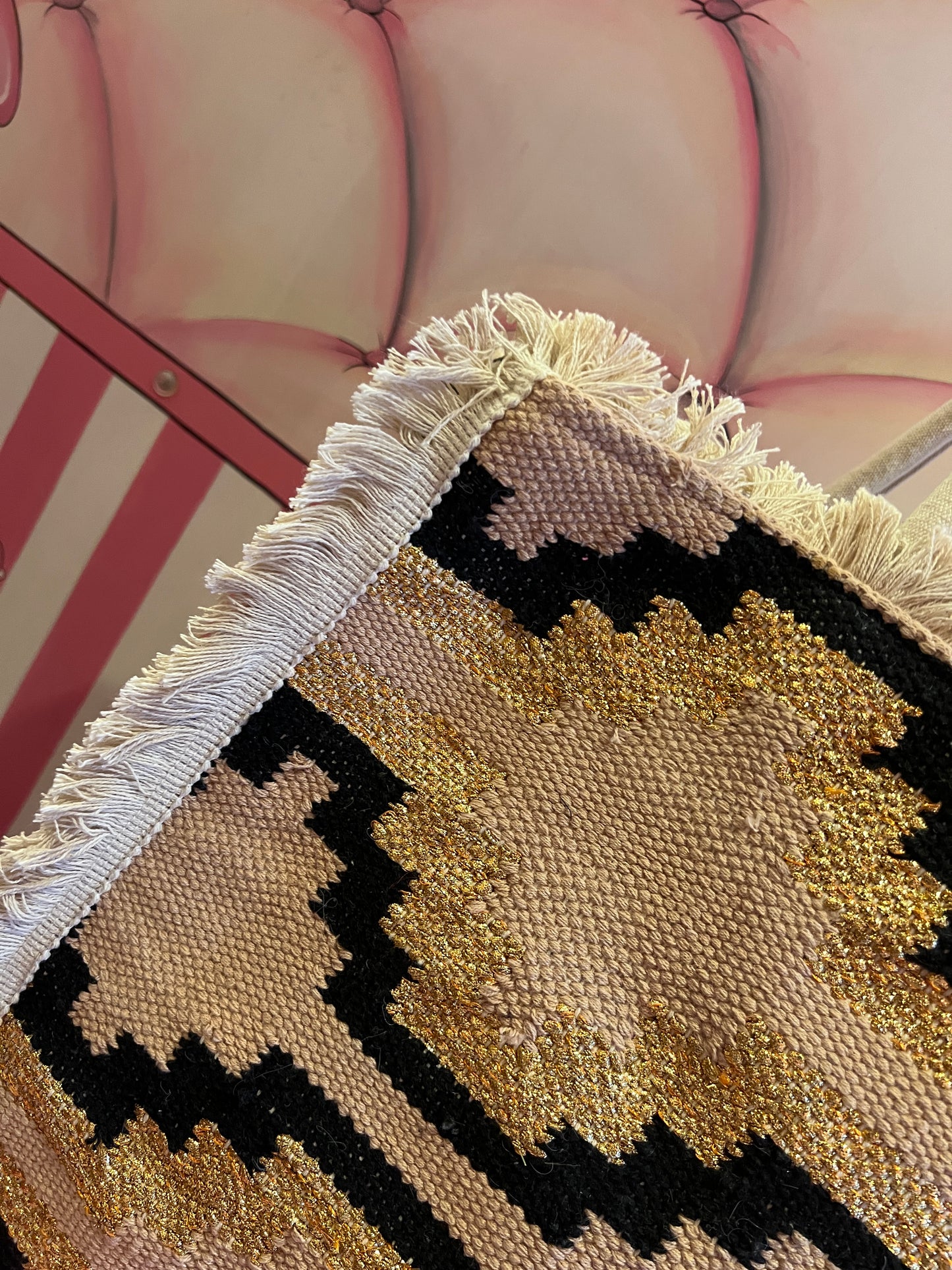 Borsa due manici tela con tracolla e disegni geometrici neri e oro