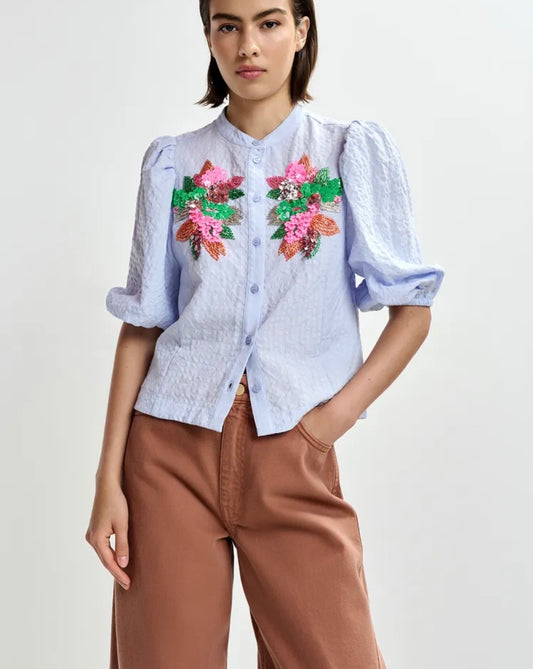 Essentiel antwerp camicia azzurra manica a sbuffo con motivo floreale impreziosito da paillettes e perline