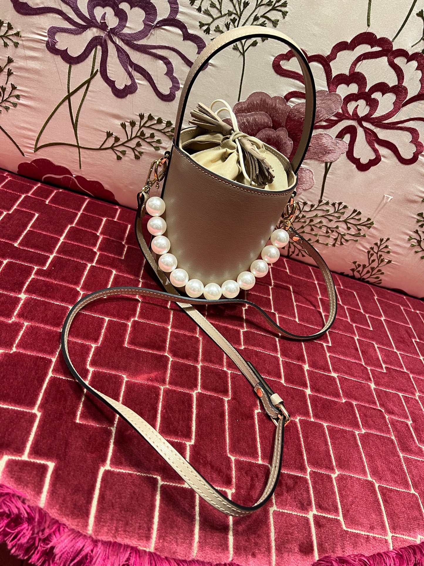 Borsa mini secchiello pelle taupe con decorazione perle e tracollina