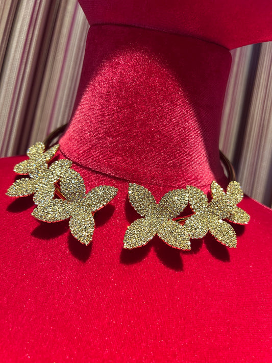 Choker dorato con fiori strass