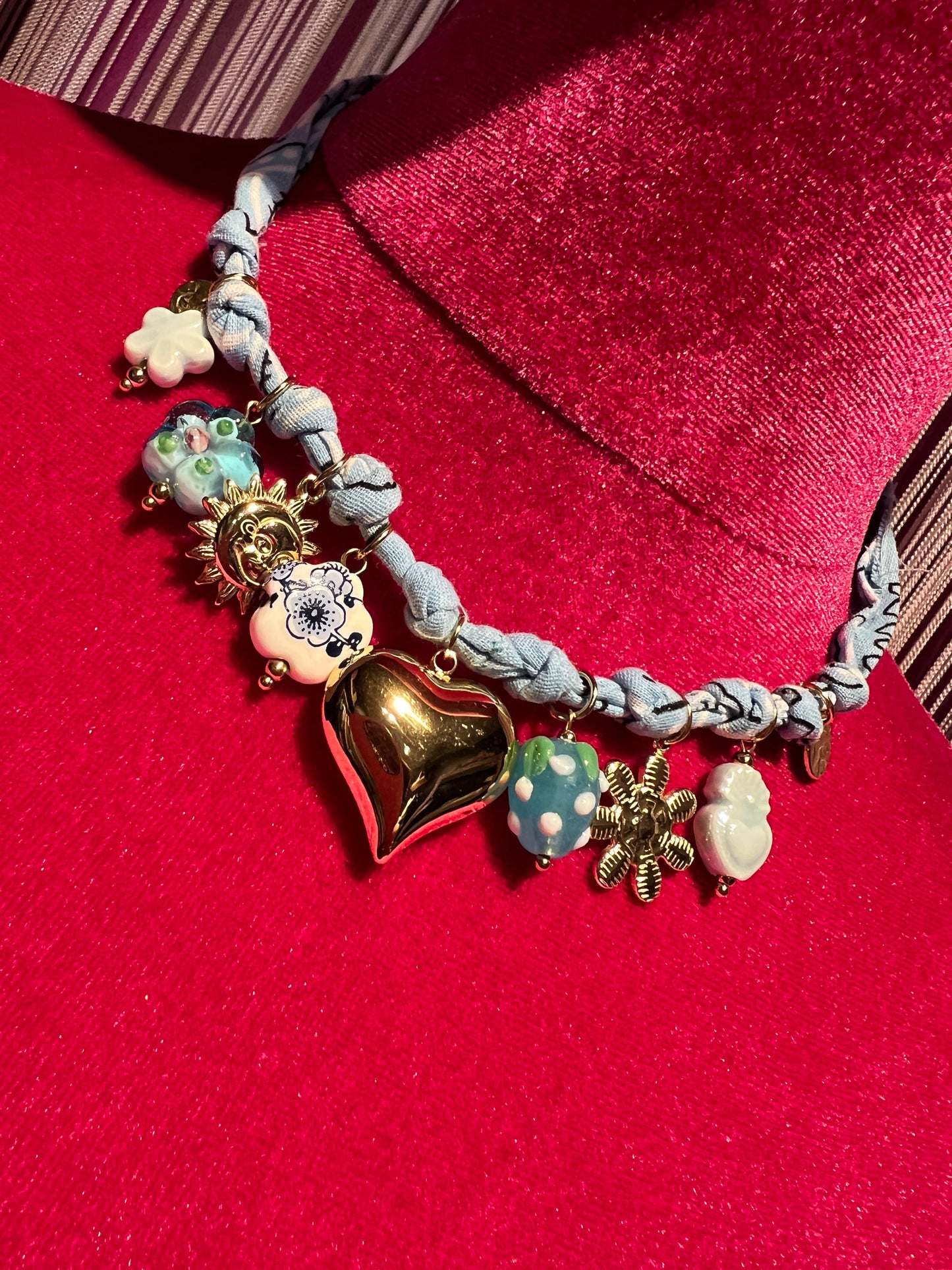 Collana charms montati su tessuto stampa bandana celeste