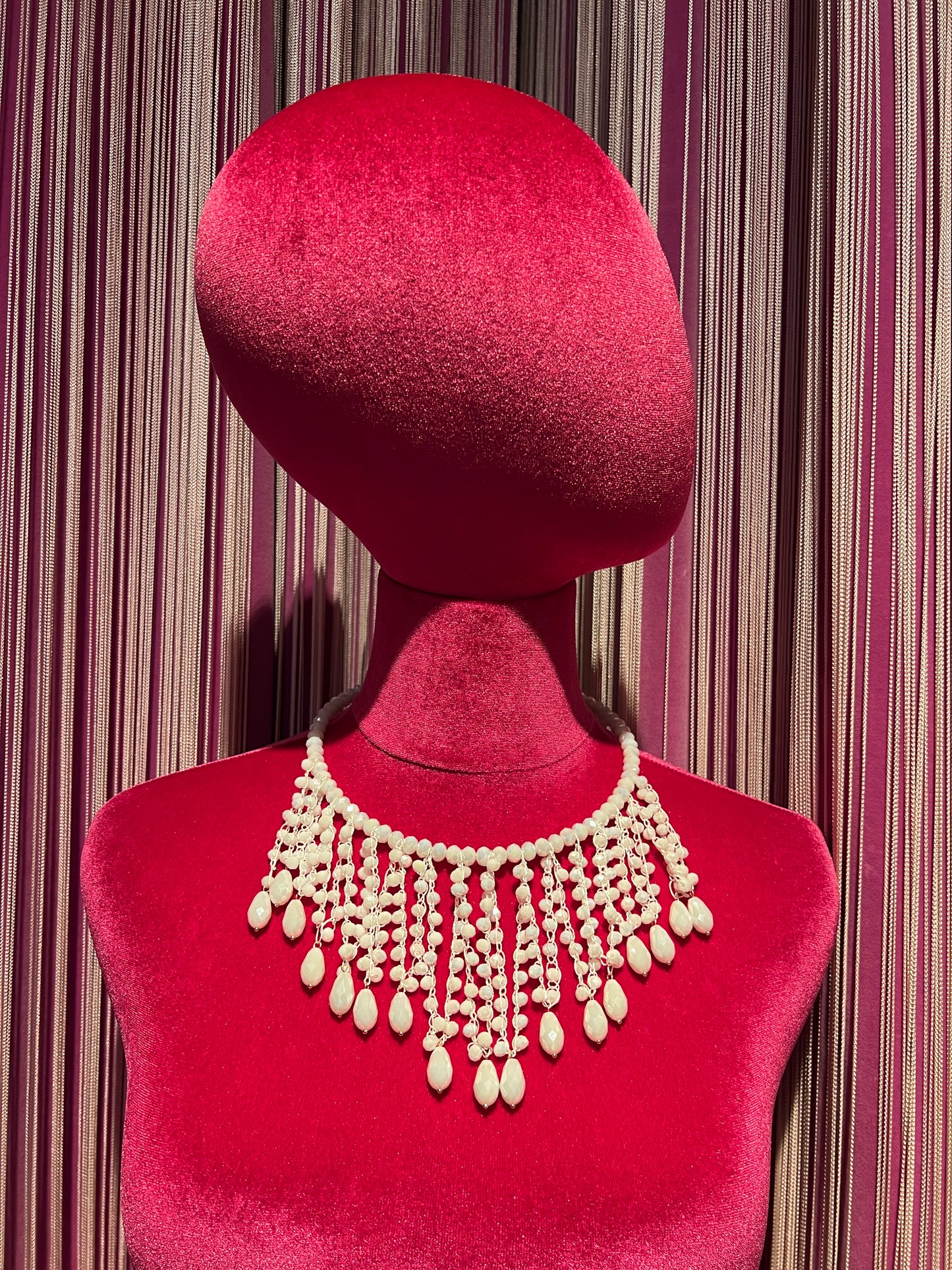 Collana girocollo bianco con pendenti