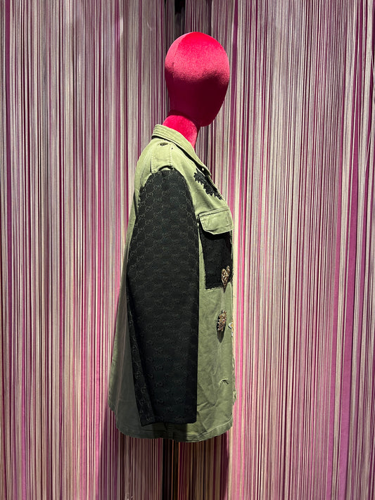 ABpink 🩷 la verdina special, giacca militare maniche logate con patch tigre , cuore e stelle tessuto nero GG