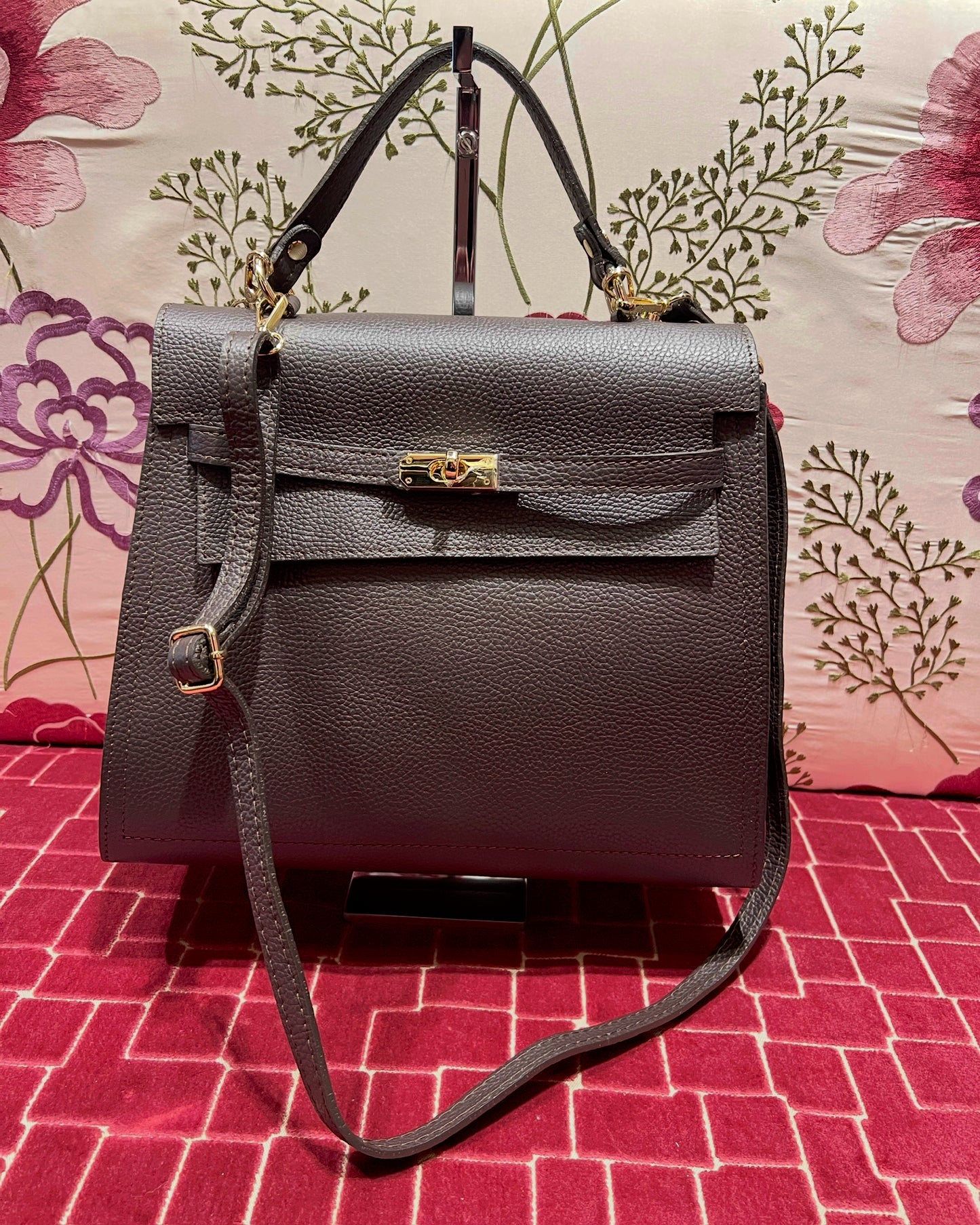 Borsa pelle cioccolato con perle e tracolla