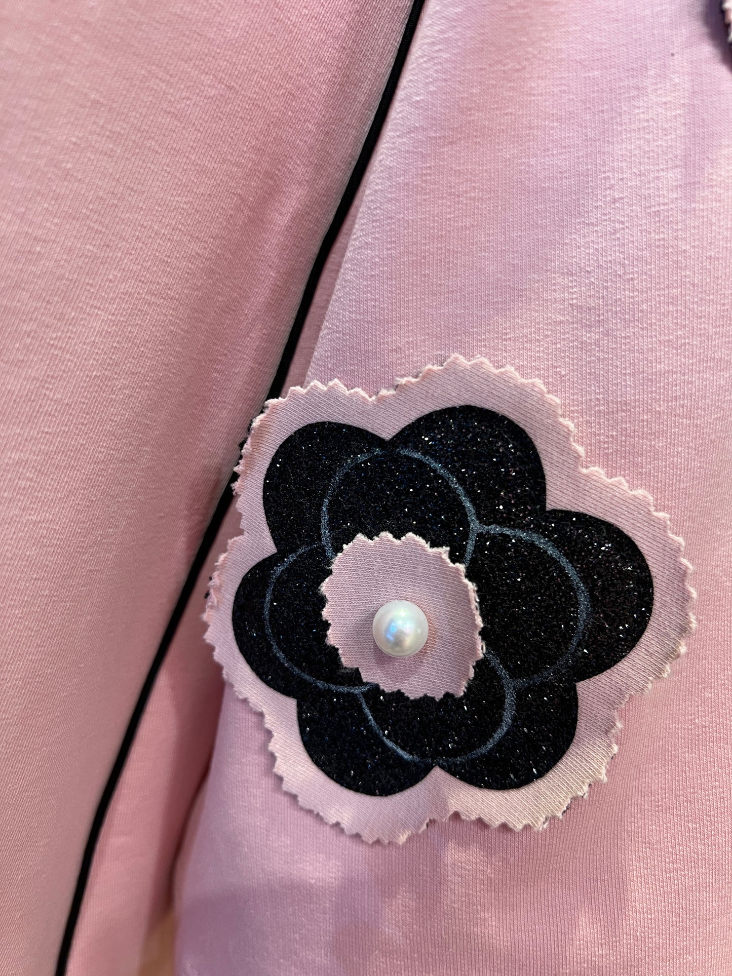 Clo’h tuta completa felpa e pantalone a zampetta con camelia glitter rosa e nera