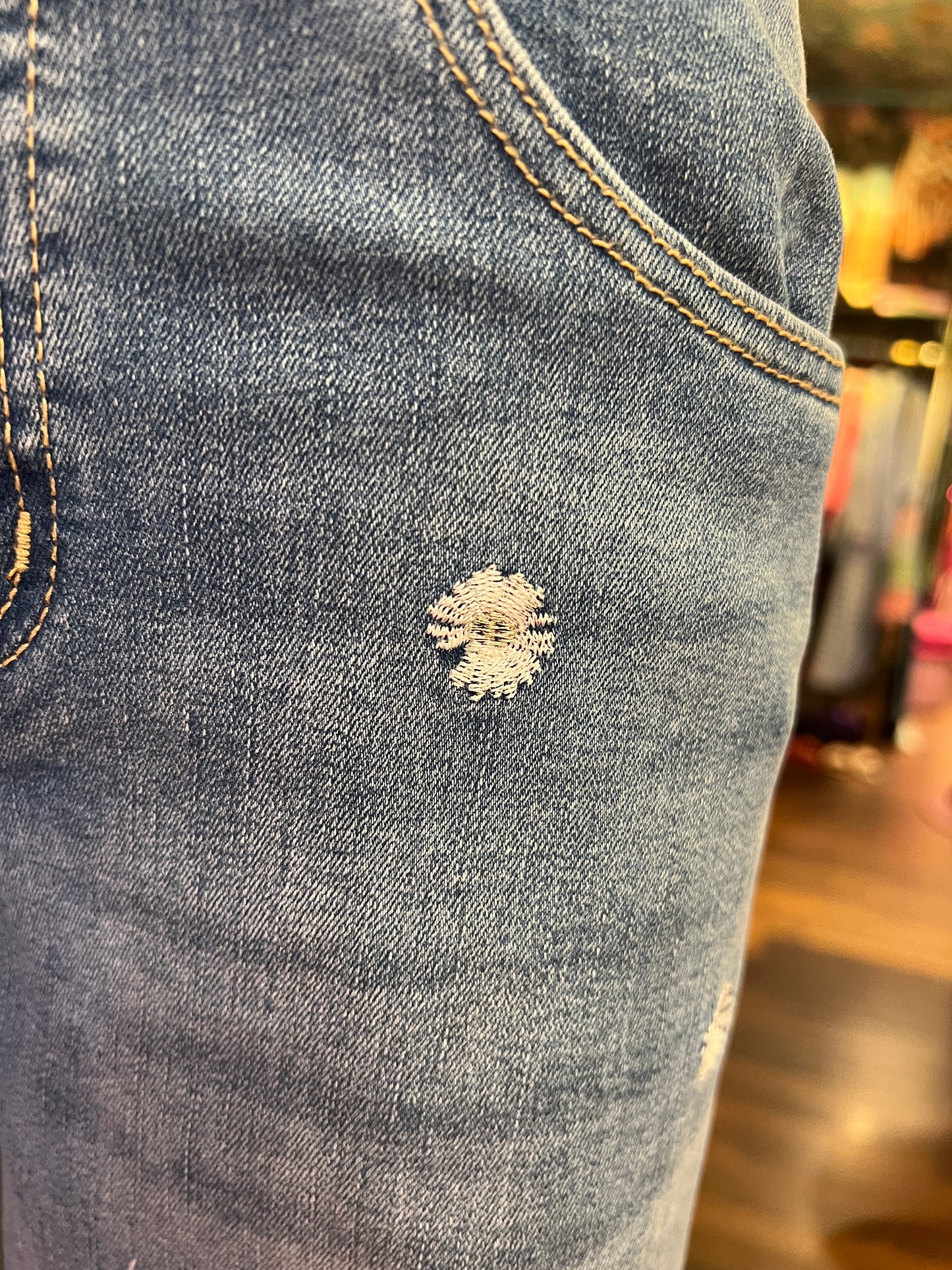 Mon amour Paris jeans con fiori bianchi orlo taglio vivo elasticizzato medio