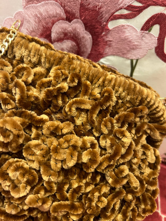 Love & roses clutch con tracollina dorata in ciniglia color cammello
