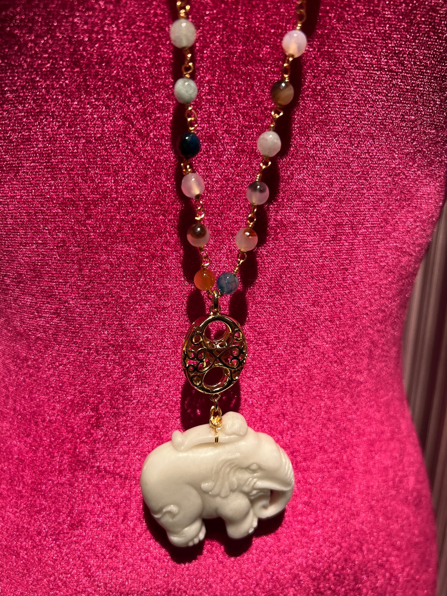 Lara 11 collana lunga pietre dure multicolor elefante bianco
