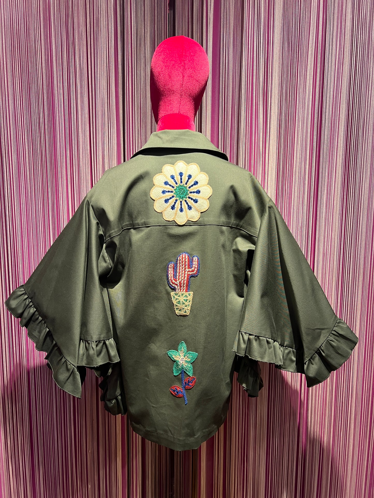 5 Progress sahariana verde militare con patch cotone e cristalli manica con volant
