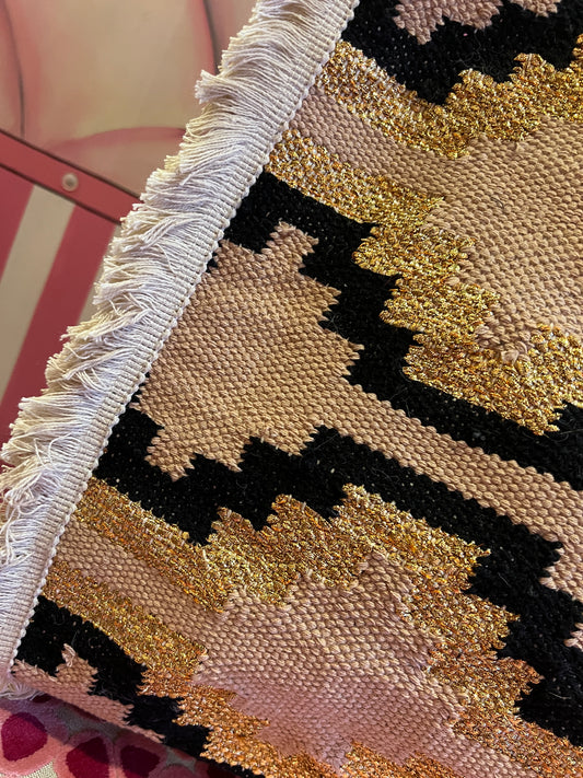 Borsa due manici tela con tracolla e disegni geometrici neri e oro