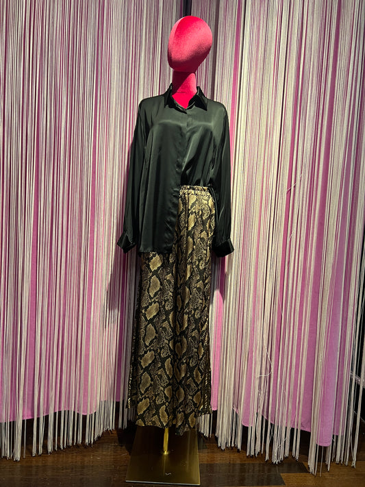The room completo in viscosa camicia nera e pantalone stampa animalier pitonata