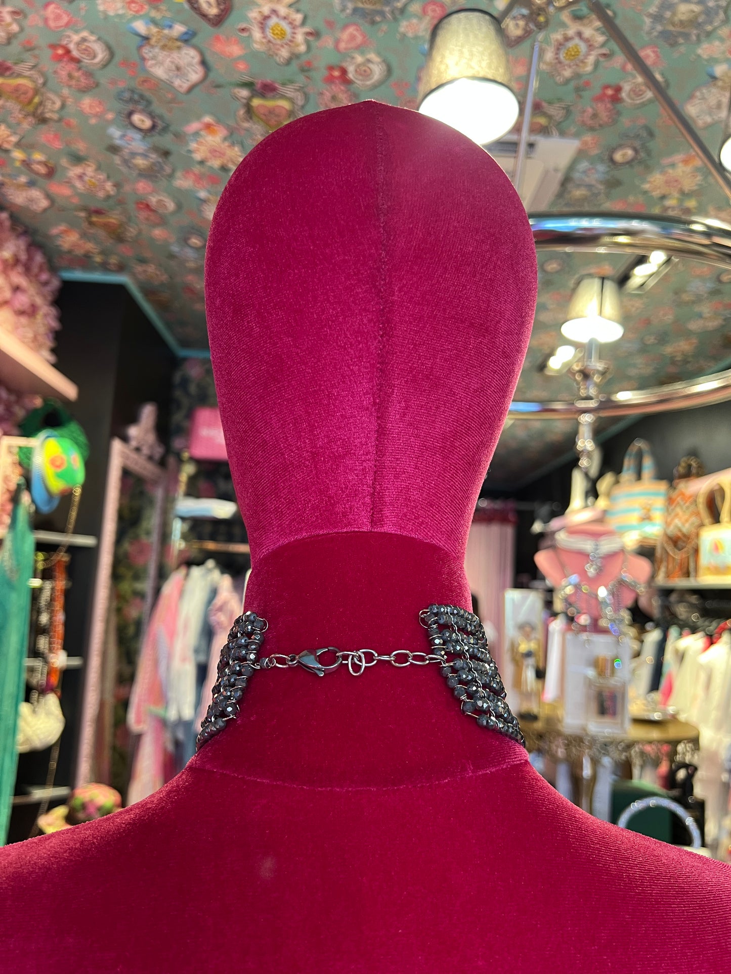 Manuela Ajo’ creazioni choker cristalli grigio medio con spille mezza luna e stelle strass