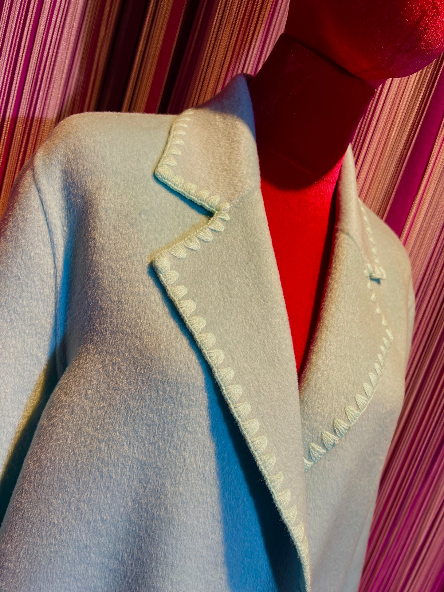 Sincere Paris cappotto celeste con tasche bordate di celeste