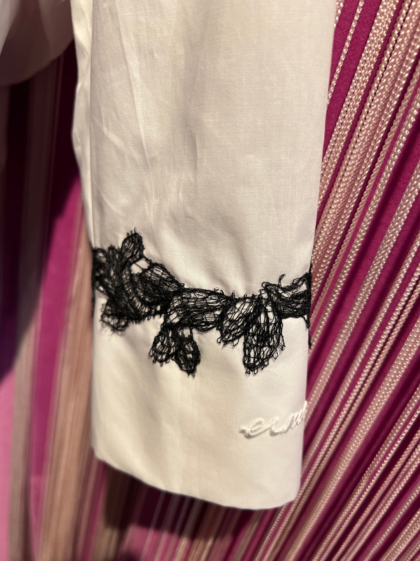 Ermanno Scervino camicia bianca con pizzo nero fiocco posteriori