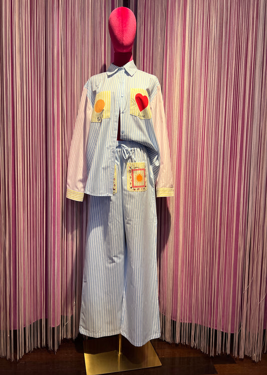 Mon amour Paris -20%completo camicia a righe bianco e celeste rosa e bianco e giallino e bianco con tasche cuore e sole , pantalone a righe celeste e bianco con elastico in vita tasche con scritta bisous bisous
