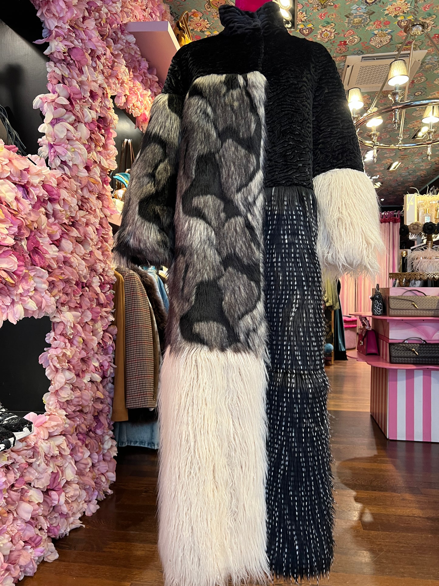Uncommon cappotto lungo ecopelliccia astrakan nero panna