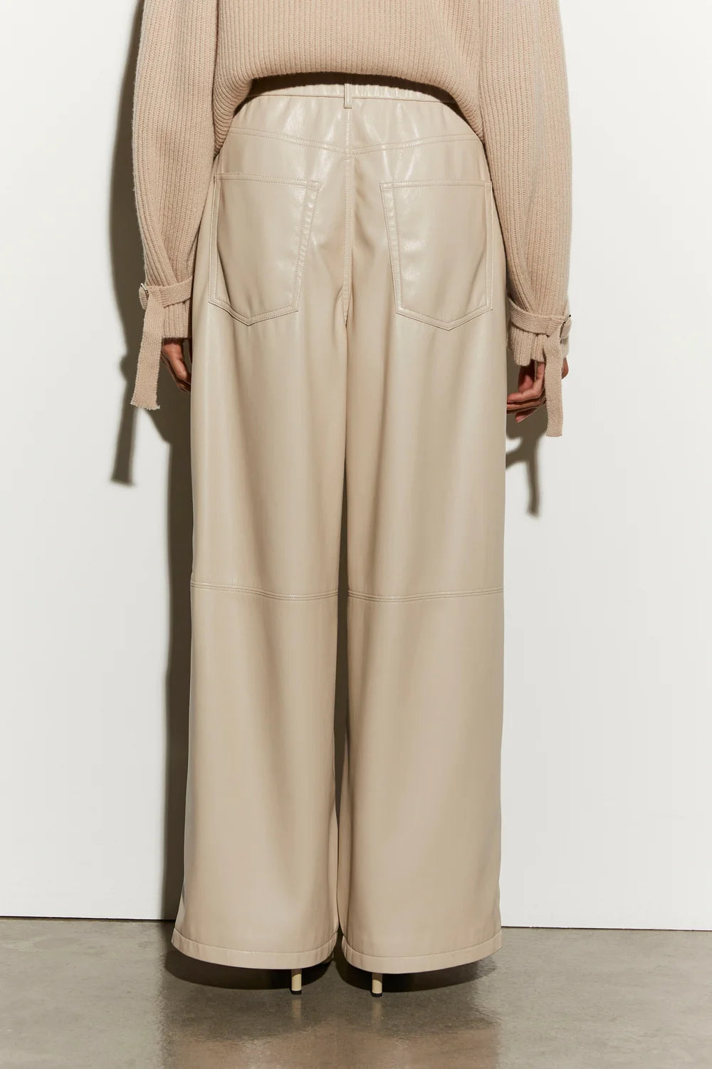 Isabelle Blanche Paris pantalone in similpelle con elastico in vita e finiture con rivetti