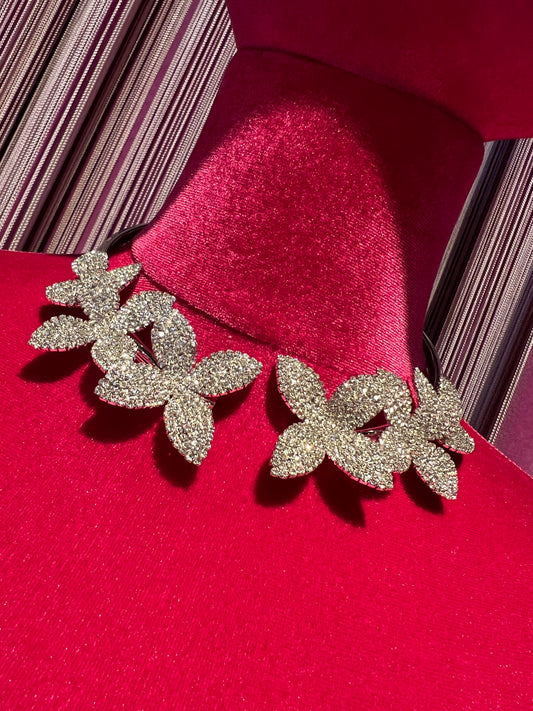 Choker argentato con fiori strass