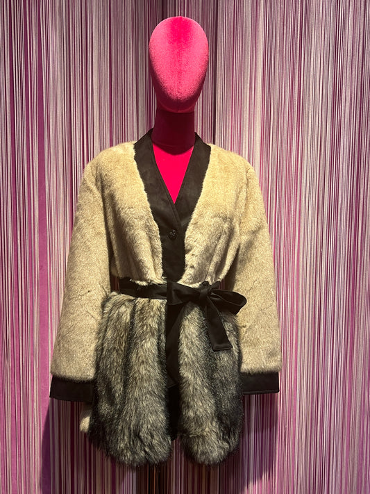 Amosa giacca eco pelliccia con cintura e polsini neri