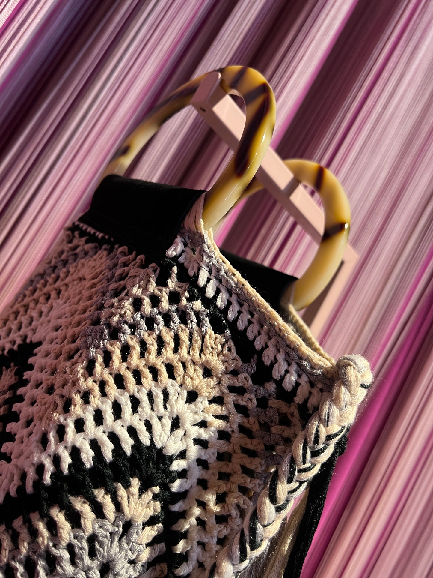 Borsa crochet con frange foderata con tracolla ,manici semicircolari in resina , nero/ panna , grigio e beige