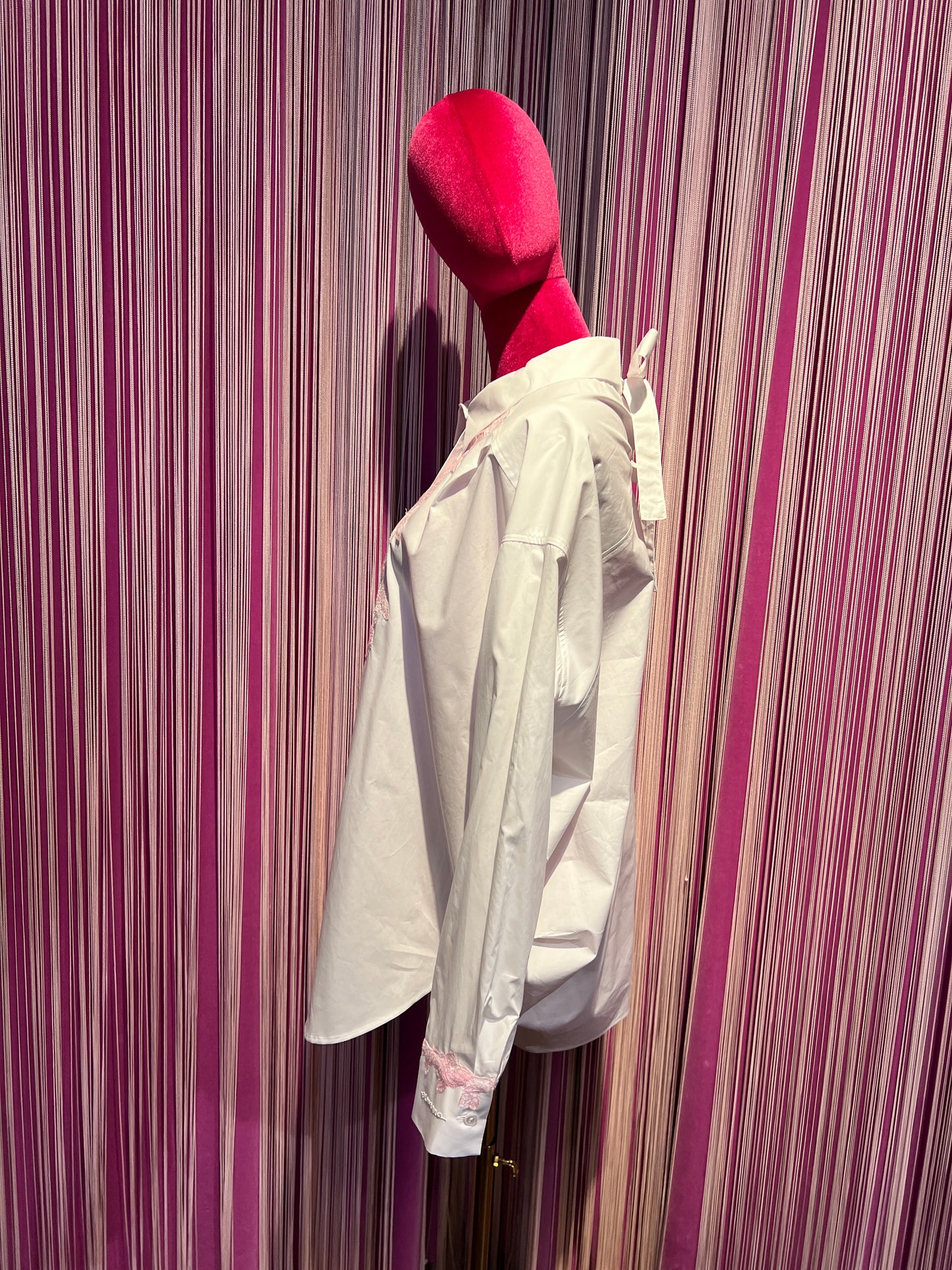 Ermanno Scervino camicia bianca con pizzo rosa fiocco posteriore