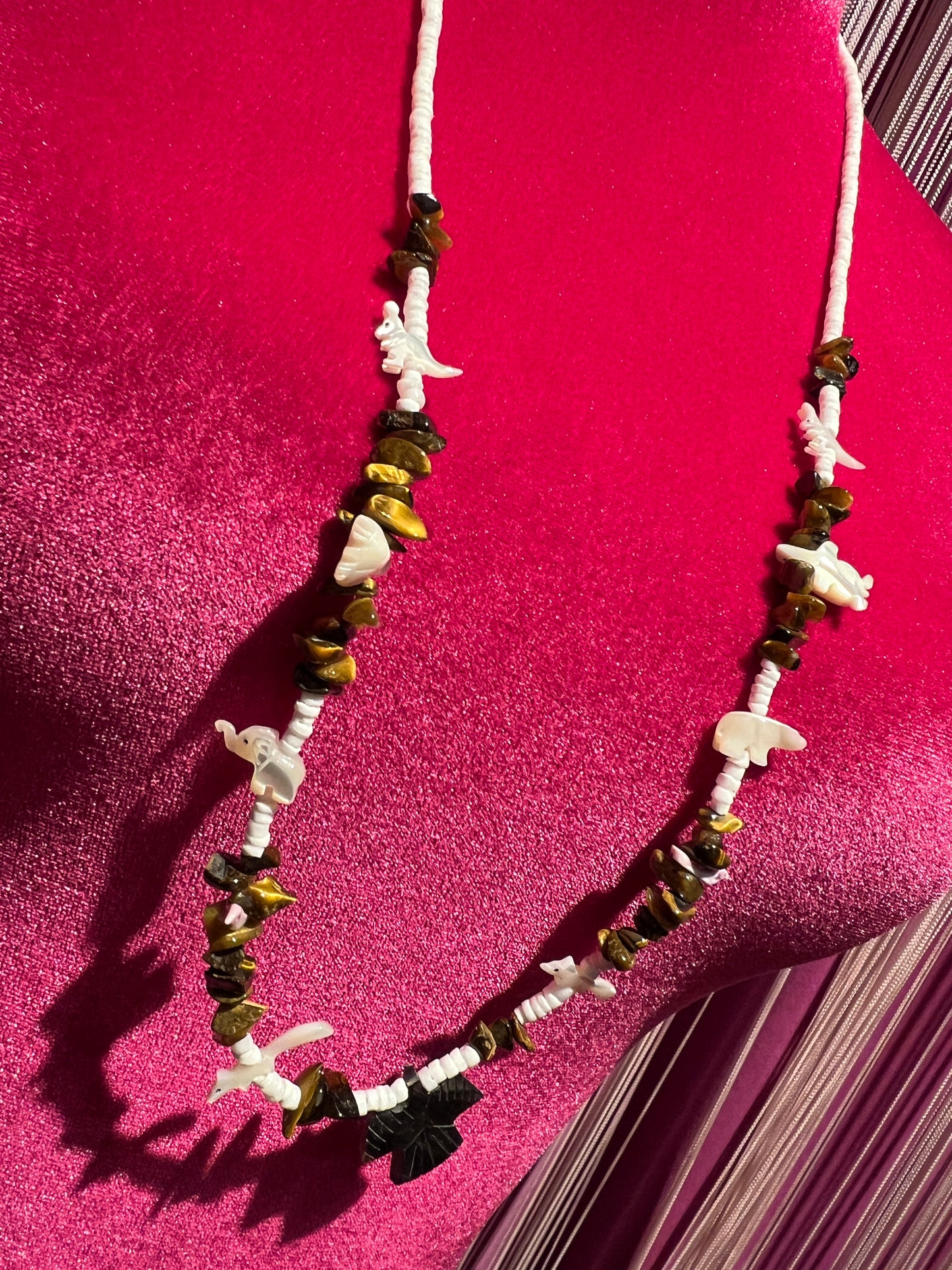 Collana con ciondoli animali in madreperla , pietre dure e perline bianche