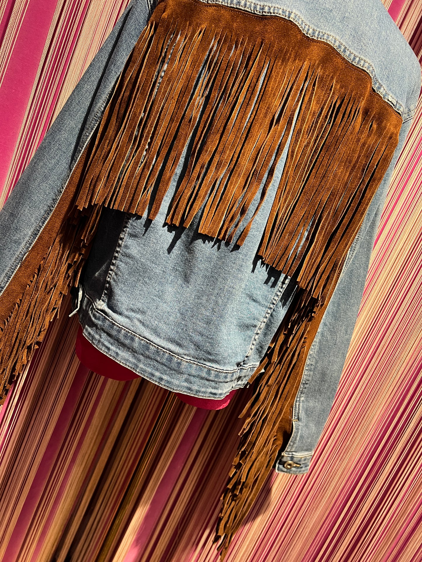 Mia bag giacca jeans vintage frangia camoscio cioccolato con spilla